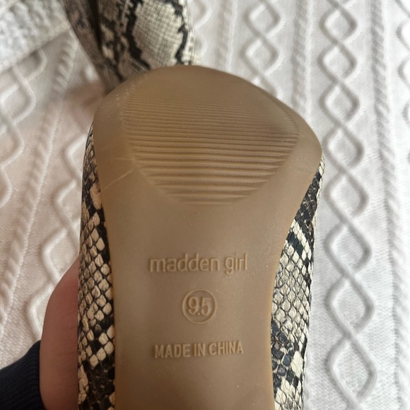 Madden Girl Faux Snakeskin Ankle Booties, Pull on, Women’s size 9.5 - Picture 4 of 8